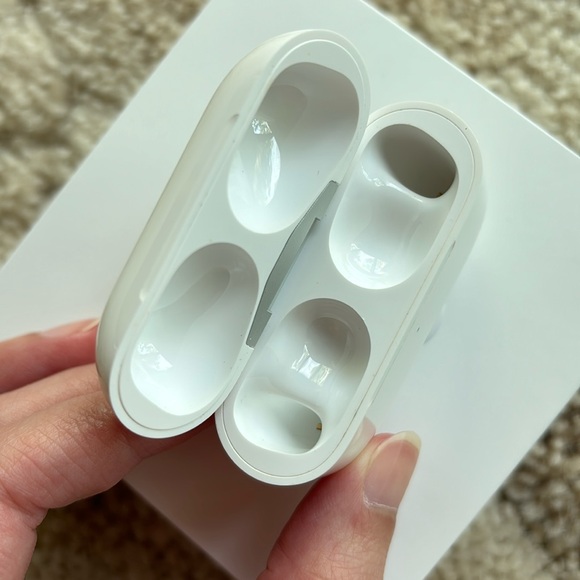 Apple AirPods Pro with Wireless Charging Case (1st Generation) - Picture 14 of 16